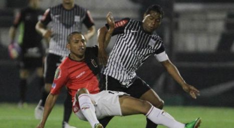 Juan Jayo peleando el balón.
