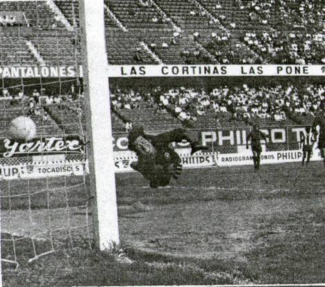 Segundo gol de Alianza, un cabezazo contra el piso de "Períco" imposible para el arquero Farfán, "Los Íntimos" aseguraban temprano el partido y su ingreso a la liguilla. 