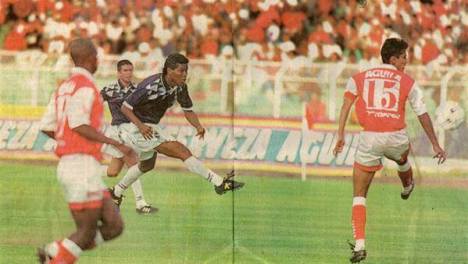 Juan Jayo anota desde fuera del área el tercer gol de Alianza Lima.