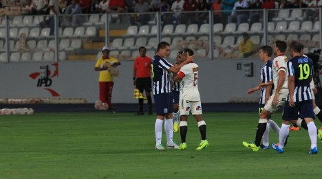 Ibáñez pecheando a Gonzáles. (Foto: El Comercio)