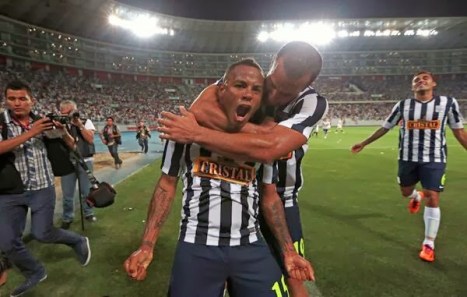 Wilmer Aguirre celebrando el gol de la víctoria (Foto: Info Blanquiazul).