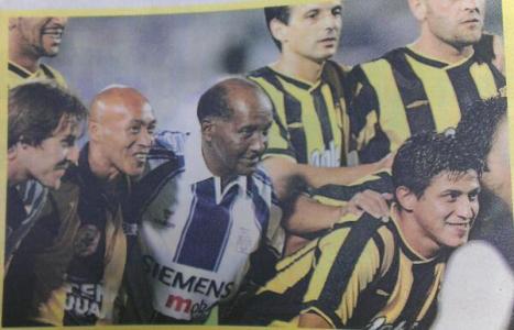 Peñarol posando con Juan Joya, ídolo blanquiazul y carbonero.