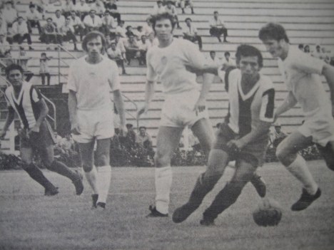 César Cueto con el balón.