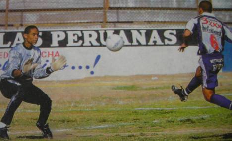 Junior Viza vence a Joel Pinto al inicio del partido.