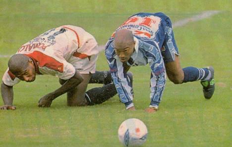 Guadalupe y Sáenz peleando por el balón.