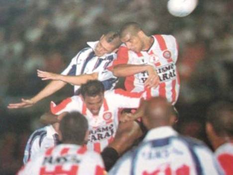 El Loco Tagliani peleando un balón aéreo.