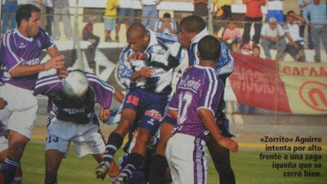 Wilmer Aguirre intentando de cabeza.