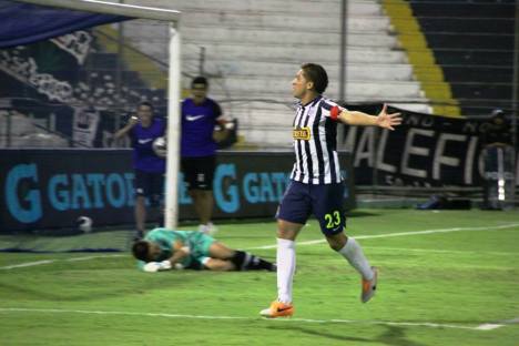 Ibáñez anota de penal el primer gol del partido. (Foto: Dechalaca.com)