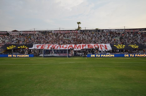 La hinchada blanquiazul desplegó un mantón para reclamar el título de 1934.
