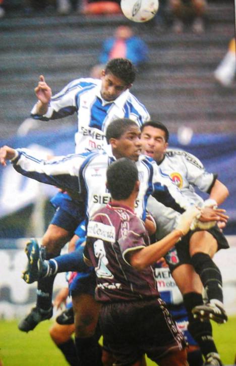 Pepe Soto conectando un balón aéreo.