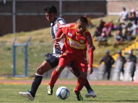 Tragodara pelando el balón con el Cholito Sotil (Foto: RPP).
