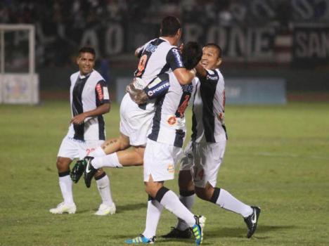 Celebración del doblete de Peirone (Foto: Terra.com).