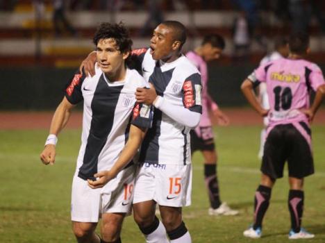 El Búfalo Ovelar cierra la goleada en el Callao (Foto: Terra.com).