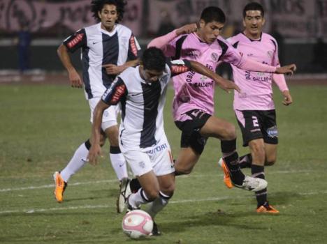 Huratdo peleando el balón con Hernández (Foto: Terra.com).