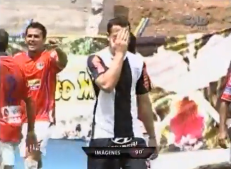 Peirone se lamenta proque su cabezazo chocó en el palo.