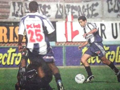 Aldo Olcese anotó el primer gol del partido tras un error de Flores.