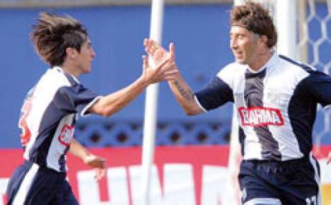 Rodrigo Pérez celebrando su único gol en Alianza Lima.