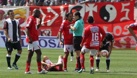 Carrillo expulsa a Retamoso por doble amarilla.