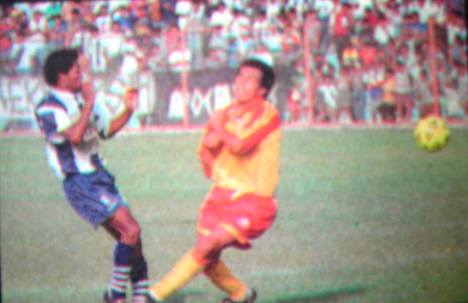 Juan Jayo despejando un balón.