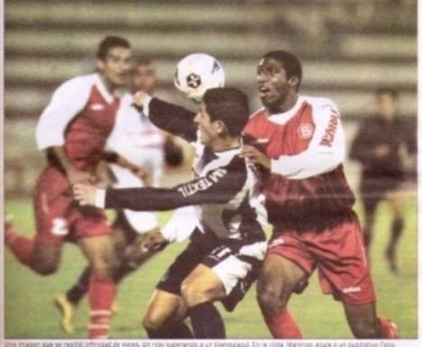 Johan Fano peleando el balón.