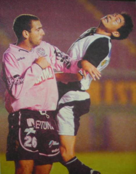 Ernesto Arakaki peleando un balón aéreo.