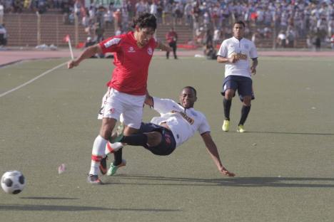 Guillermo Guizasola frenando a Roberto Ovelar.  (Foto: Diario La Industria)