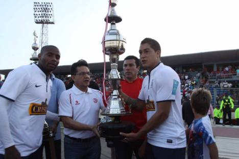 Ibañez levantando la copa que se disputó para este partido.  (Foto: Diario La Industria)