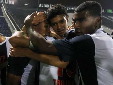 Celebración íntima por la goleada. (Foto: Terra)