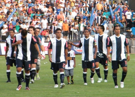 El equipo saliendo a la cancha comandados por el capitán Juan Jayo. (Foto: Dechalaca.com)