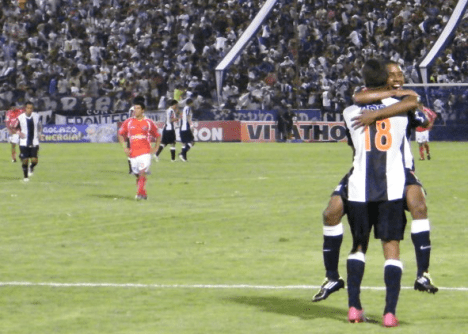 Carrillo anota el segundo gol aliancista. (Foto: Dechalaca.com)