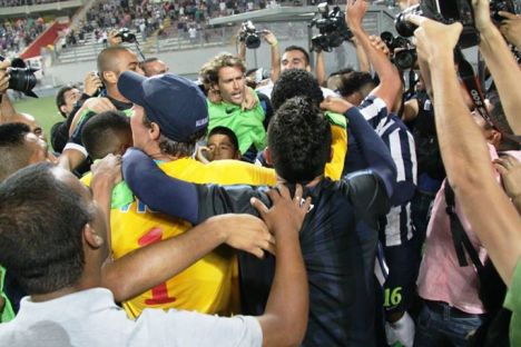 Celebración del triunfo agónico al final del partido.