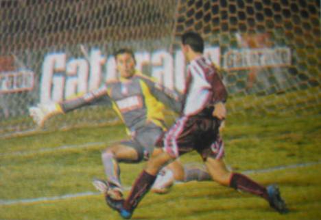 Butrón impidiendo el gol arequipeño.