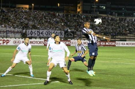 Aguirre intenando anotar (Foto: Dechalaca.com).