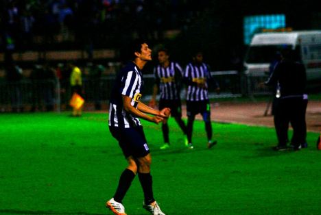 Aparicio sobre el final anota el primer gol de Alianza y le da vida (Foto: Dechalaca.com).