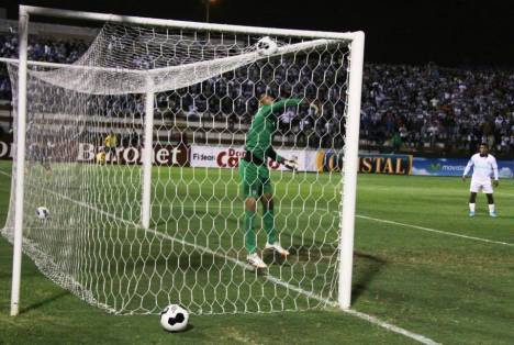 Montes anota el tercer gol en el suplementario (Foto: Dechalaca.com).