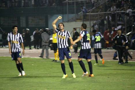 Montes celebrando su primer gol oficial (Foto: Dechalaca.com).