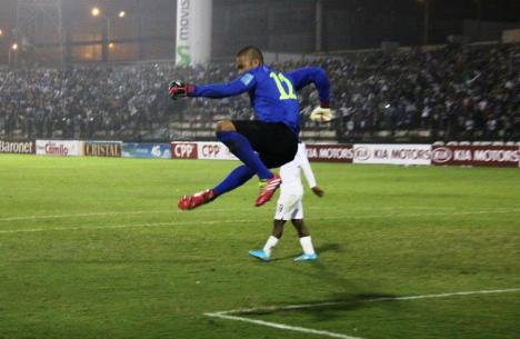 Heredia celebrando el penal que le atajó a Fernández (Foto: Dechalaca.com).