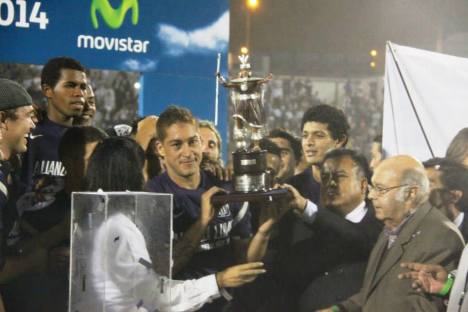 Alianza Lima levantando el trofeo de la ADFP (Foto: Dechalaca.com).
