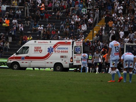David Torres tuvo que ser sacado en ambulancia en su debut. (Fuente: RPP)