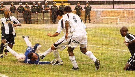 Rengifo anota el primer gol del partido.