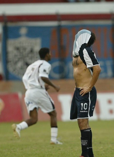 Ligüera lamentándose por el gol de la San Martín.