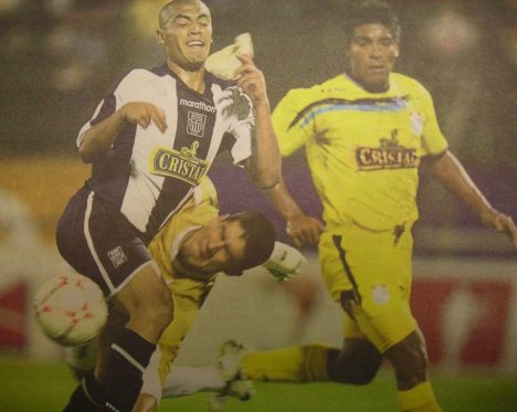 Junior Viza peleando el balón.
