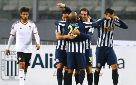 Mauricio Montes anota el  primer gol del partido.