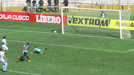 Aguirre se falla una oportunidad de anotar (Foto: Dechalaca.com)