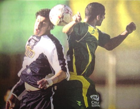 Flavio Maestri disputando el balón.