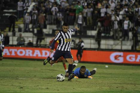 Kahn aprovecha un error de Pinto y anota el segundo (Foto: Ovación Digital)