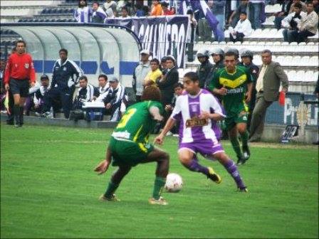 El Chicho Salas con el balón.