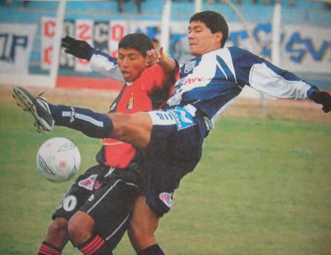 Vílchez disputando el balón.