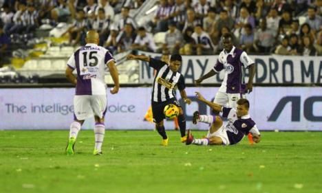 Mimbela disputando el baló  (Foto: Libero).