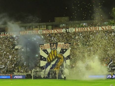 El primer Tifo en un estadio peruano.